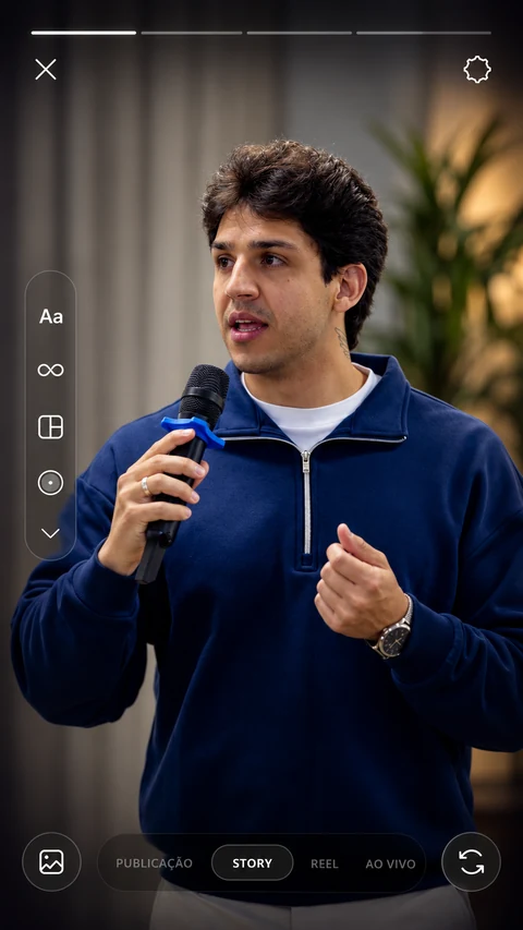 Pedro Baldi falando ao microfone, em uma composição com a interface dos Stories.